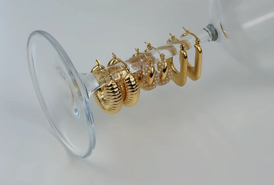 Goldschmuckstücke in einem weichen Beutel aufbewahrt.