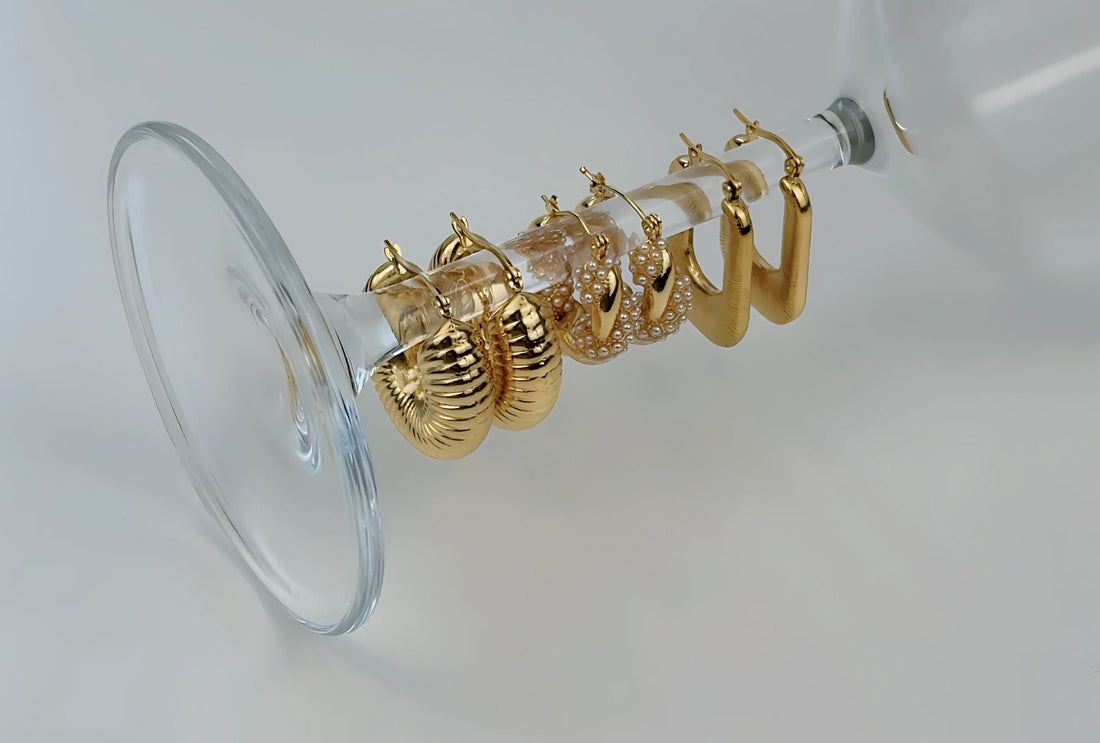 Goldschmuckstücke in einem weichen Beutel aufbewahrt.